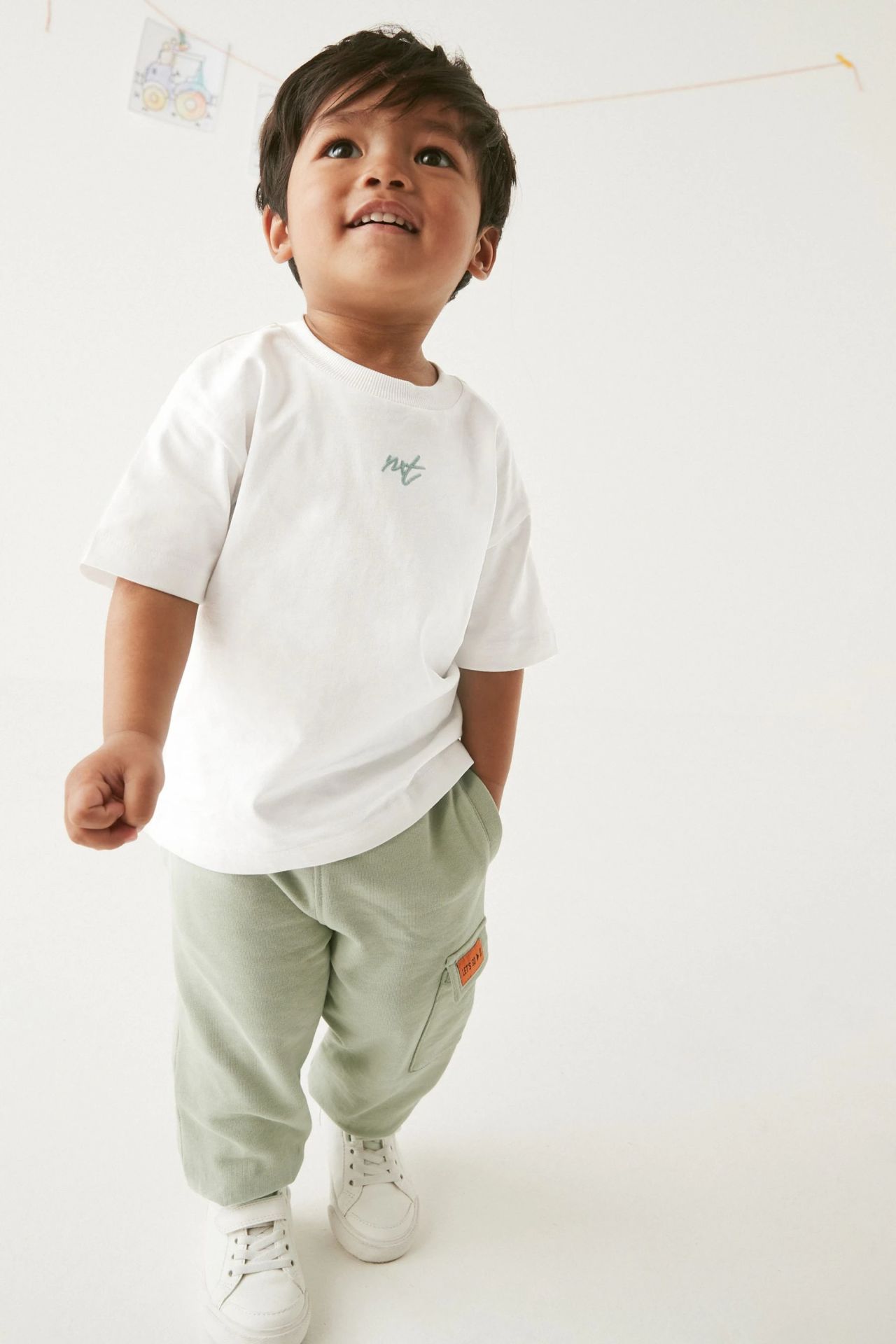 Yeni Sezon Erkek Çocuk Beyaz ve Yeşil Renk Kısa Kol T-Shirt ve Kargo Jogger Alt-Üst Takım